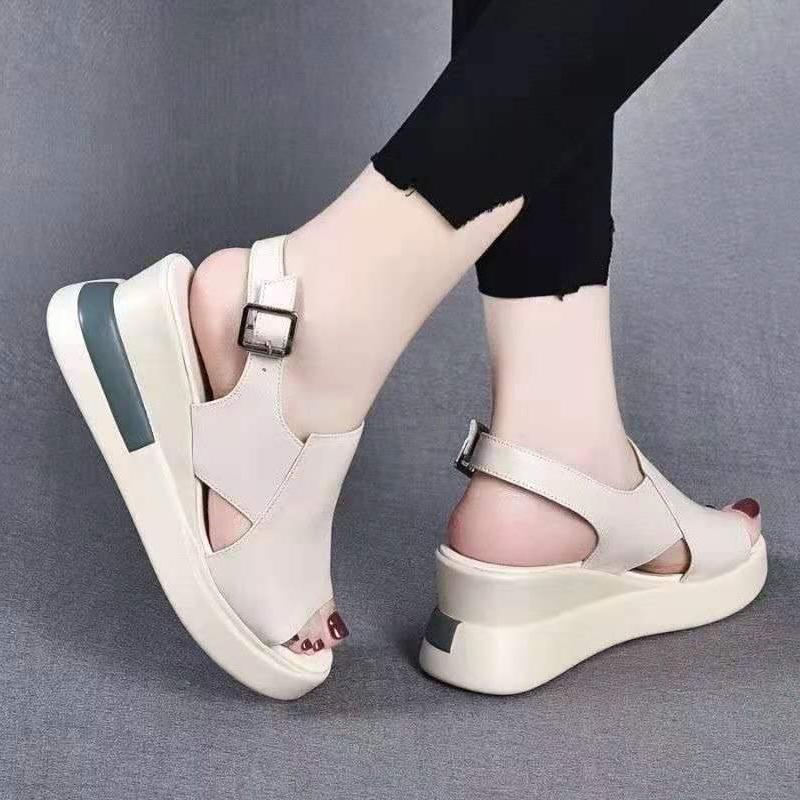 Sandale mit dicken Sohlen